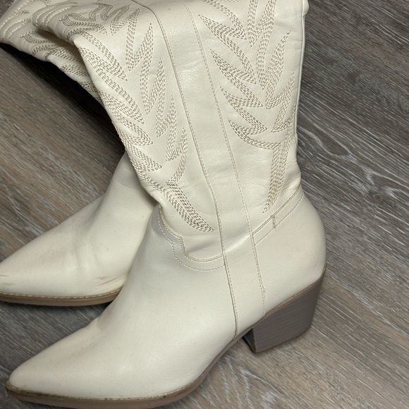 Elegant White Western Boots - Picture 2 of 3